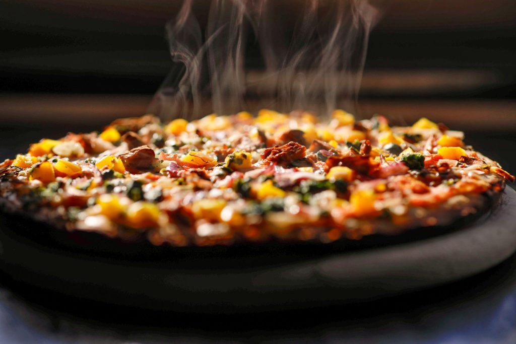 Une pizza chaude avec garniture, fraîchement sortie du four.