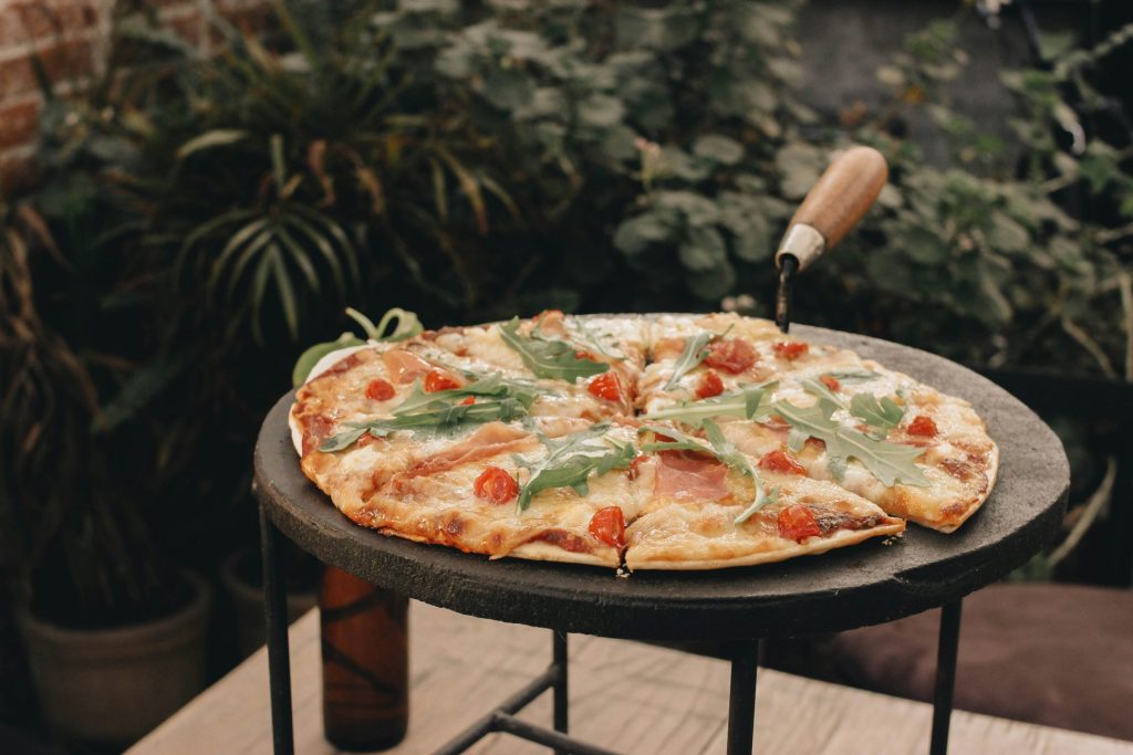 une pizza posée sur une table noire