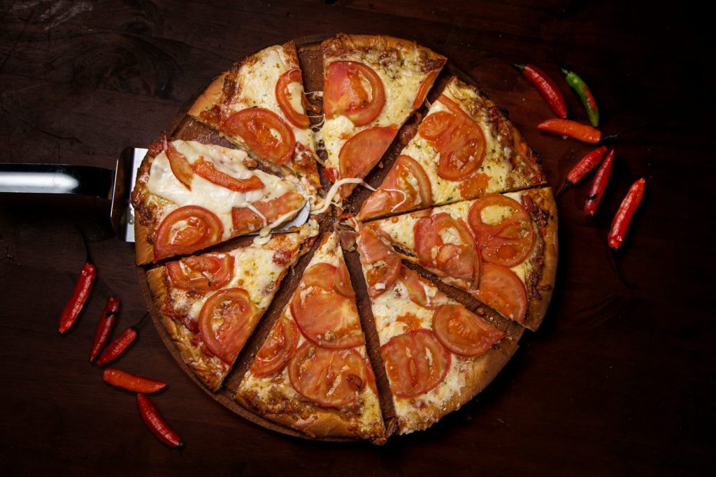 une pizza aux tomates et au fromage